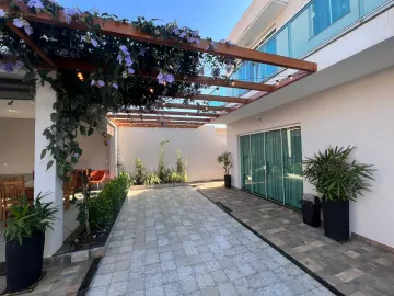 Casa de 02 pavimentos à venda, 03 suítes, 06 vagas, Jardim da Paineira - Mococa (SP).