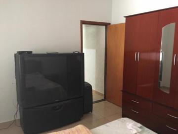 Chácara à Venda com 3.120 m² no Jardim Progresso em Mococa/SP. com 03 dormitórios sendo um suíte, 04 banheiros, cozinha, despensa, área de serviço, área com churrasqueira e fogão a lenha, quintal grande com pomar, varanda e garagem para 4 carros coberta.