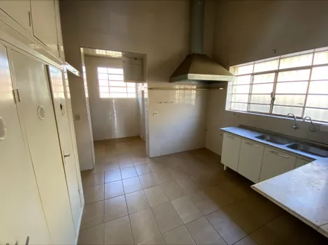 Casa com 5 dormitorios para locação no Centro de Mococa/SP