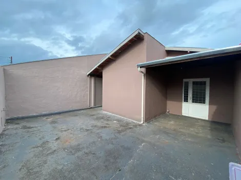 Casa com 2 dormitórios para locação no Conjunto Habitacional Nelson Niero em Mococa (SP).